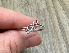 Load image into Gallery viewer, 925 Sterling Silver Slanted Treble Ring
